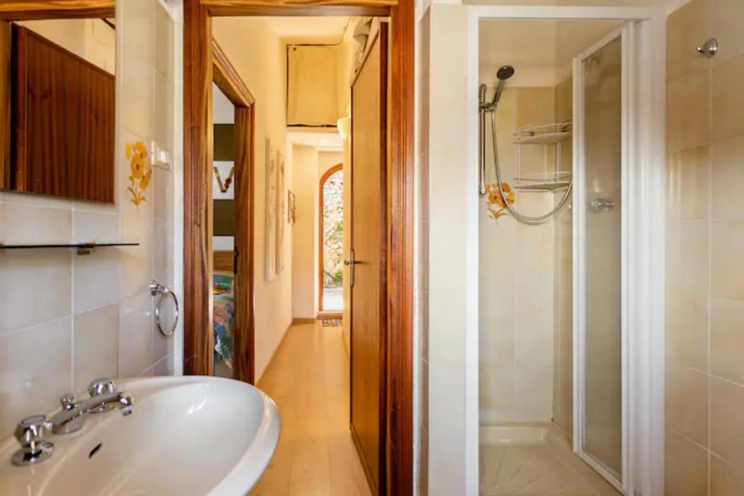 Stanza Con Terrazzo Vista Lago - Lakeholiday Castel di Tora Exterior photo